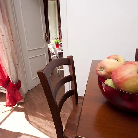 Apartment Very Close To S Peter Square, Few Minutes Walk To Metro A Apartment