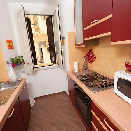 Apartment Very Close To S Peter Square, Few Minutes Walk To Metro A Apartment Rom