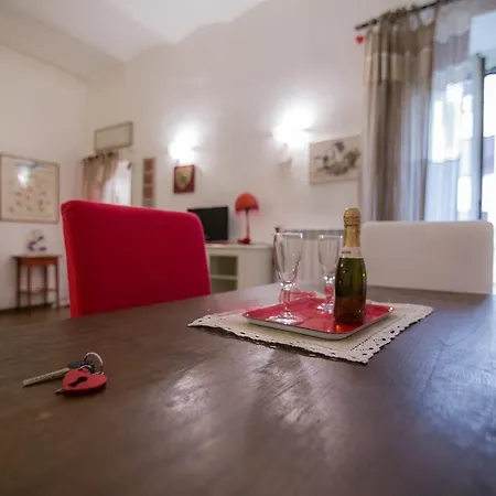 Apartment Very Close To S Peter Square, Few Minutes Walk To Metro A Apartment