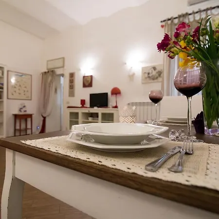 Apartment Apartment Very Close To S Peter Square, Few Minutes Walk To Metro A