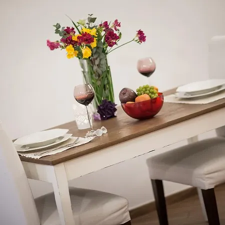 Apartment Very Close To S Peter Square, Few Minutes Walk To Metro A Apartment *