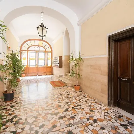 Very Close To S Peter Square, Few Minutes Walk To Metro A Apartamento *